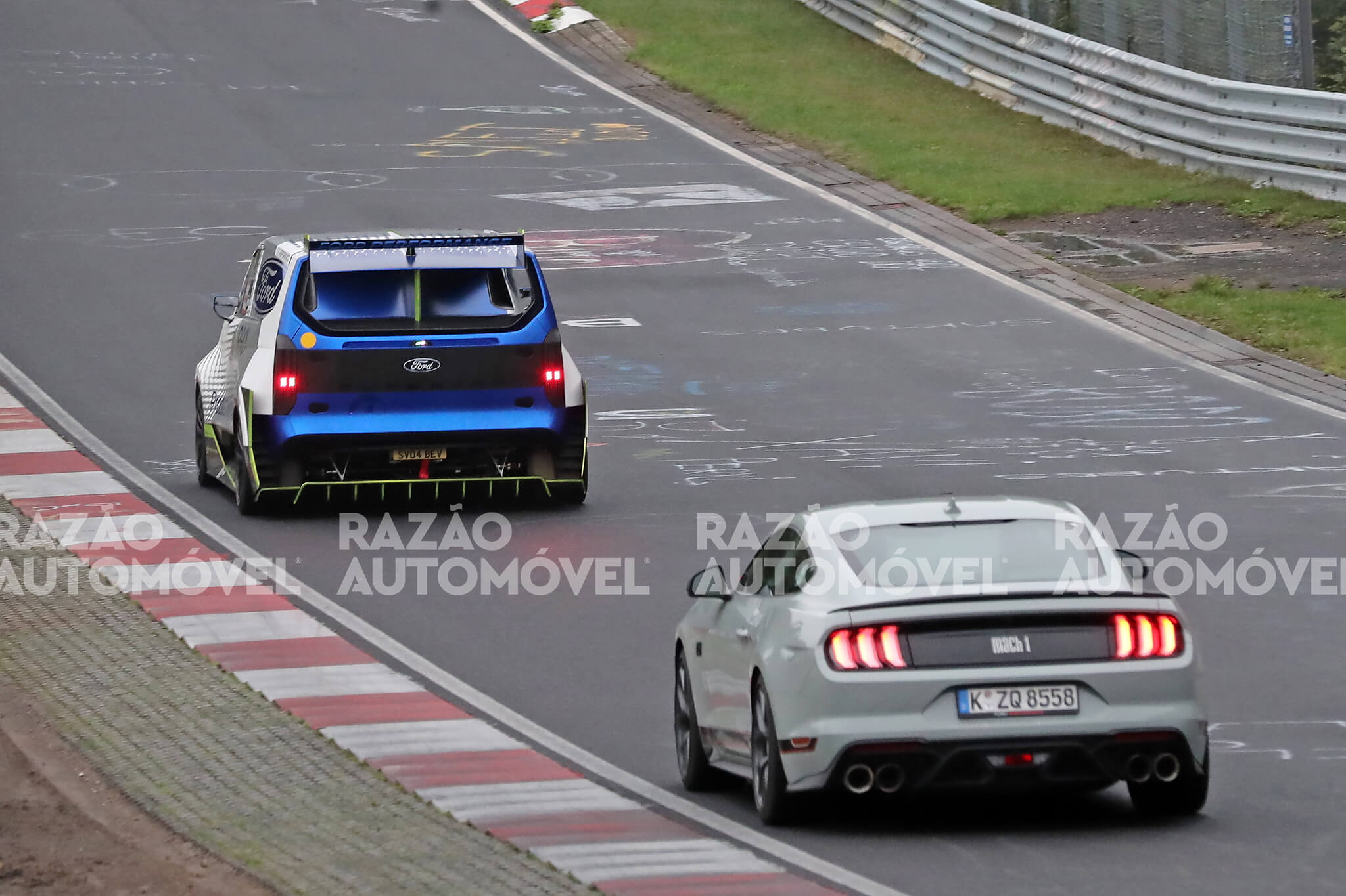 Ford SuperVan e Mustang Nurbugring vista traseira