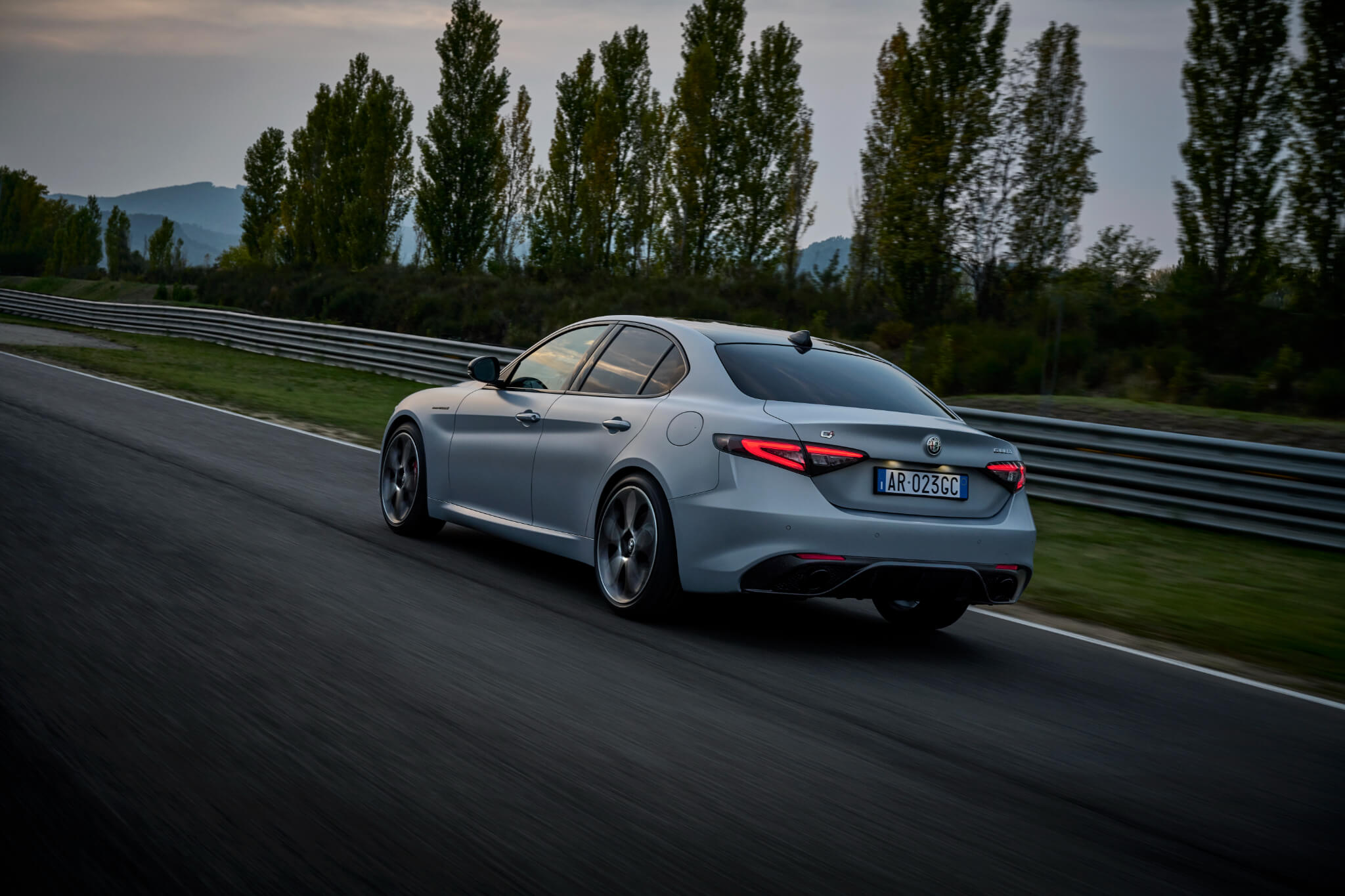 ALfa Romeo Giulia Competizione em movimento, 3/4 traseira