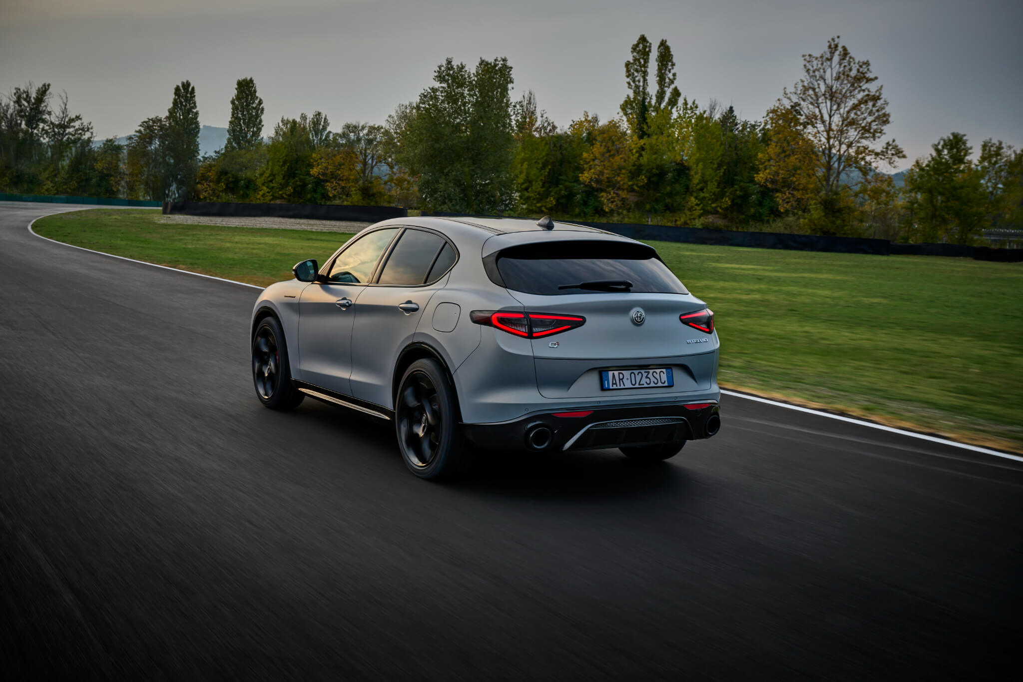 Alfa Romeo Stelvio Competizione em movimento traseira 3/4