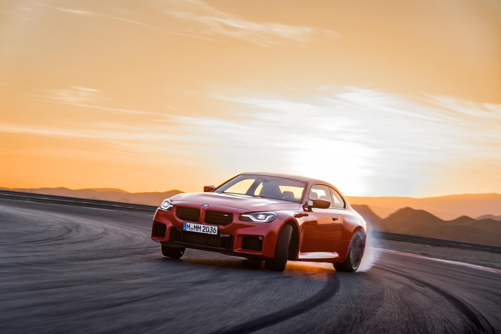 BMW M2 a fazer drift vista dianteira 3/4