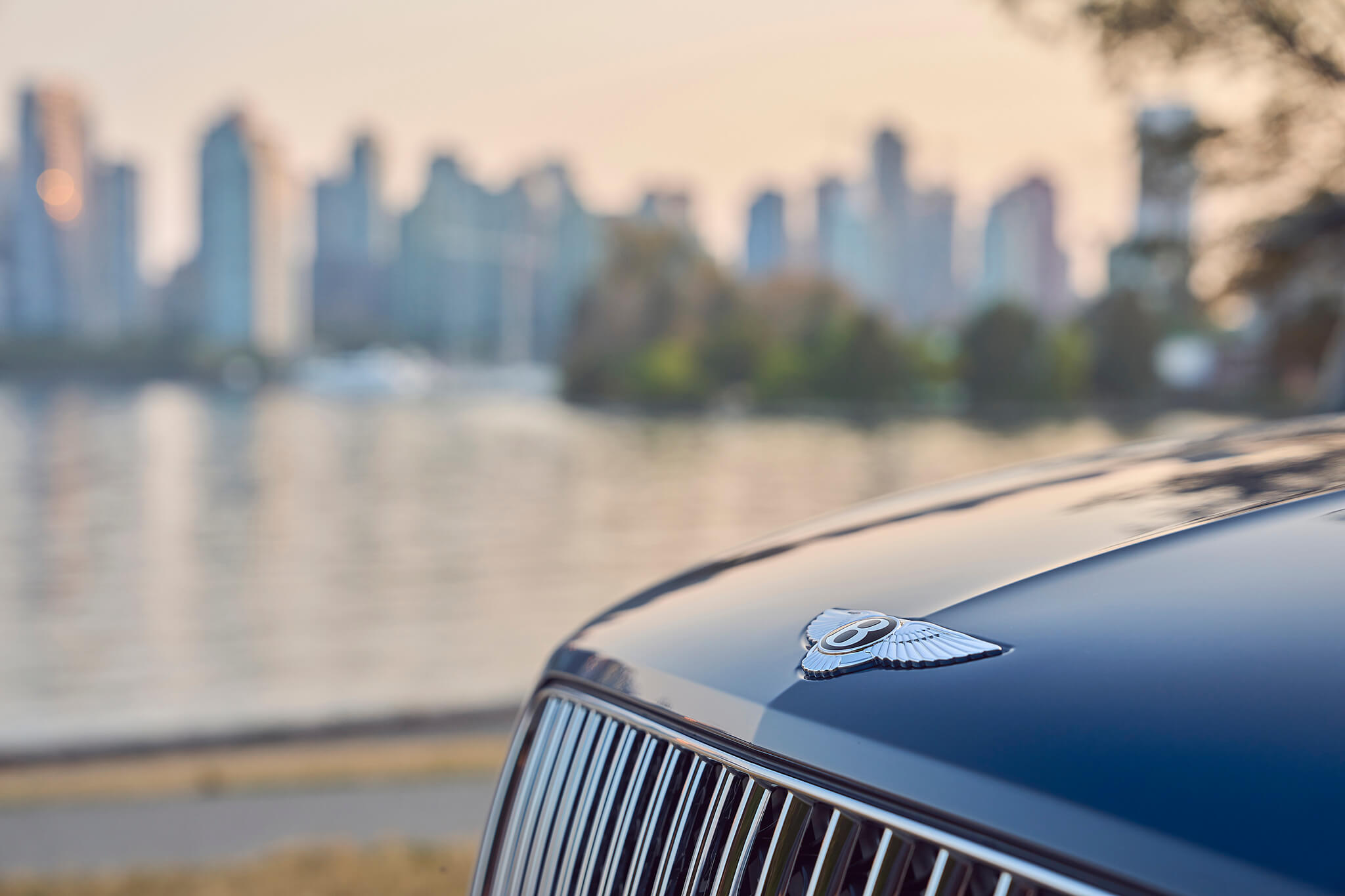 Emblema "Bentley" no capô