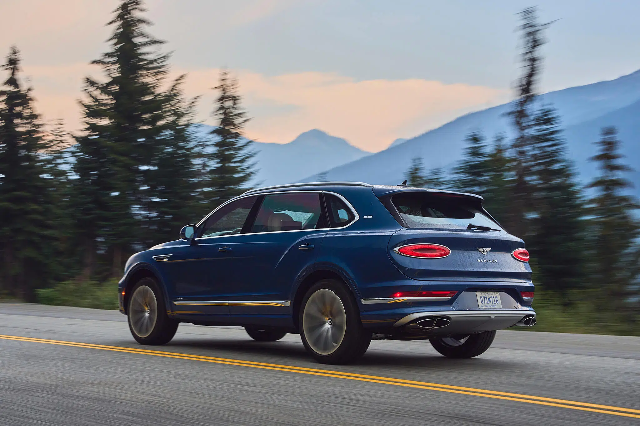 Bentley Bentayga EWB na estrada, vista 3/4 traseira