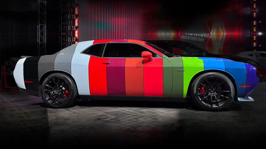 Dodge Challenger com 14 cores, vista lateral