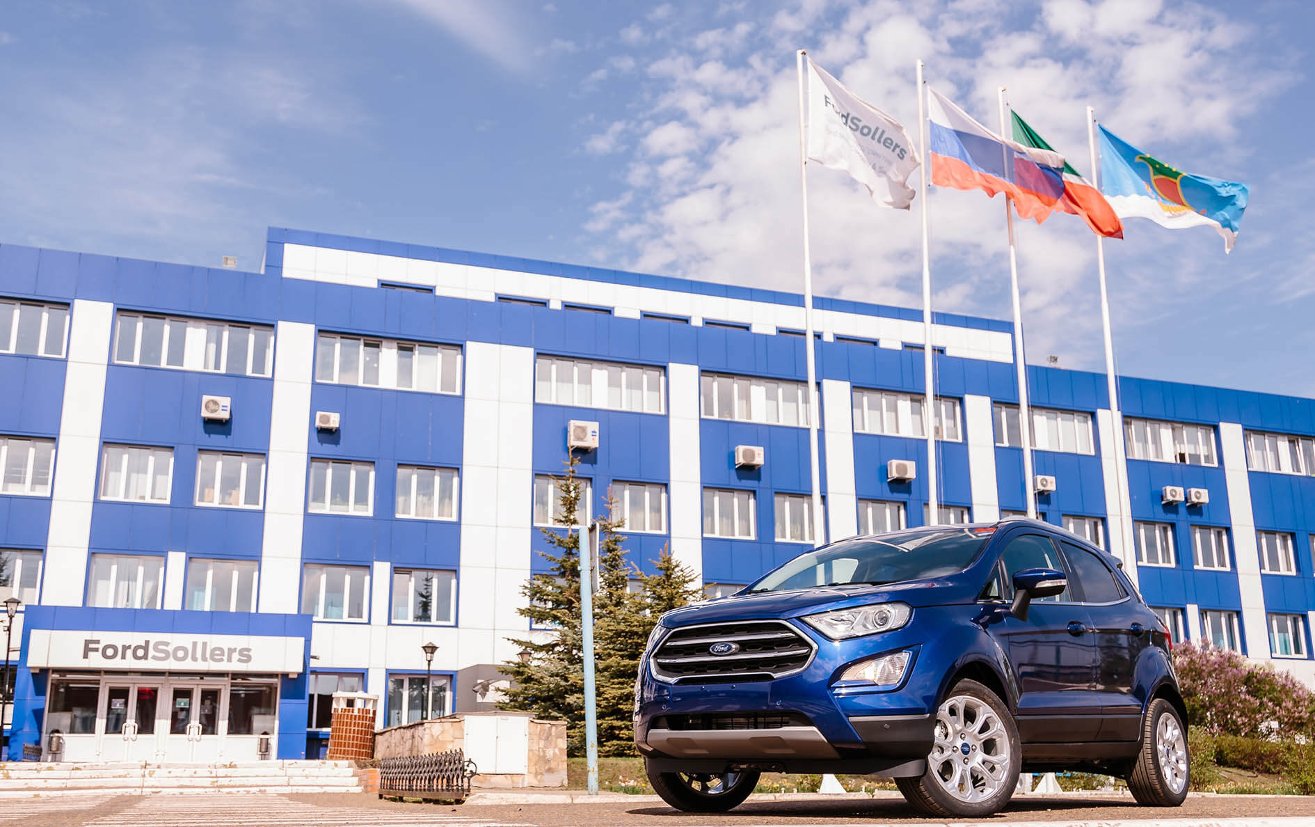 Ford EcoSport em frente à fábrica da Ford na Rússia