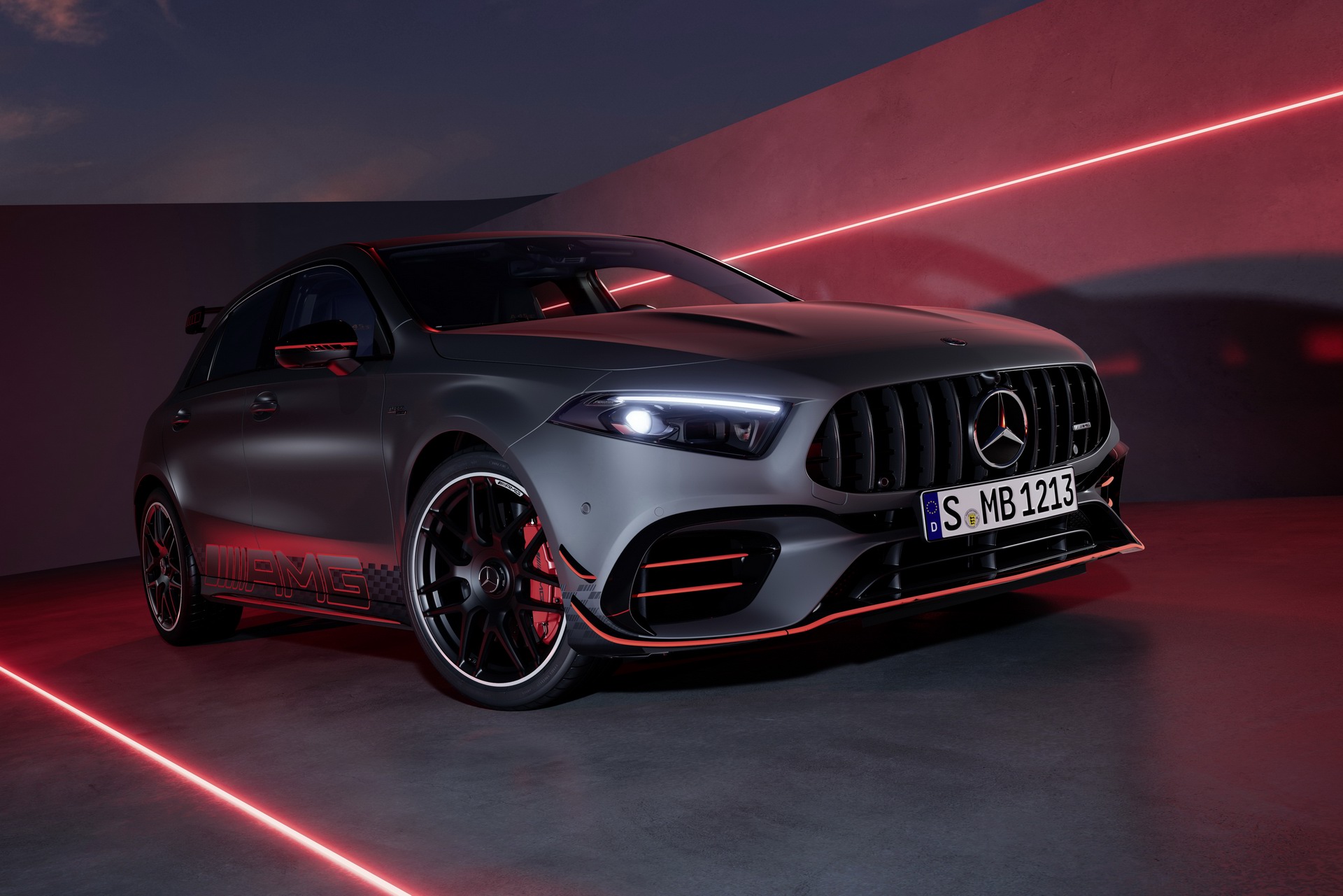 Mercedes-AMG A 45 vista dianteira 3/4