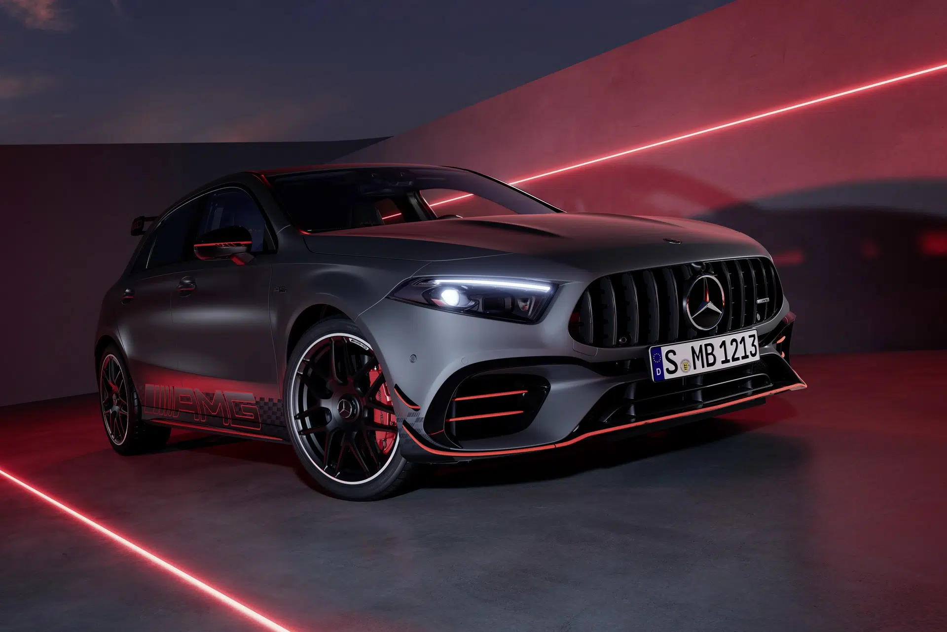 Mercedes-AMG A 45 vista dianteira 3/4