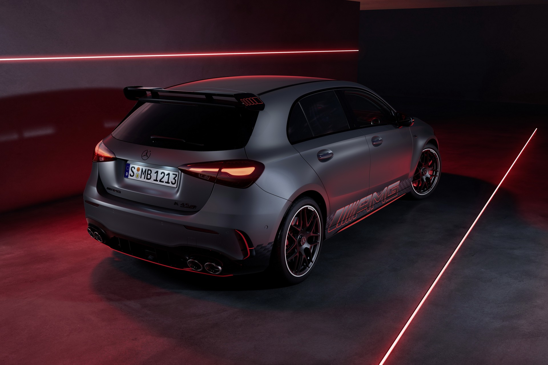 Mercedes-AMG A 45 vista traseira 3/4