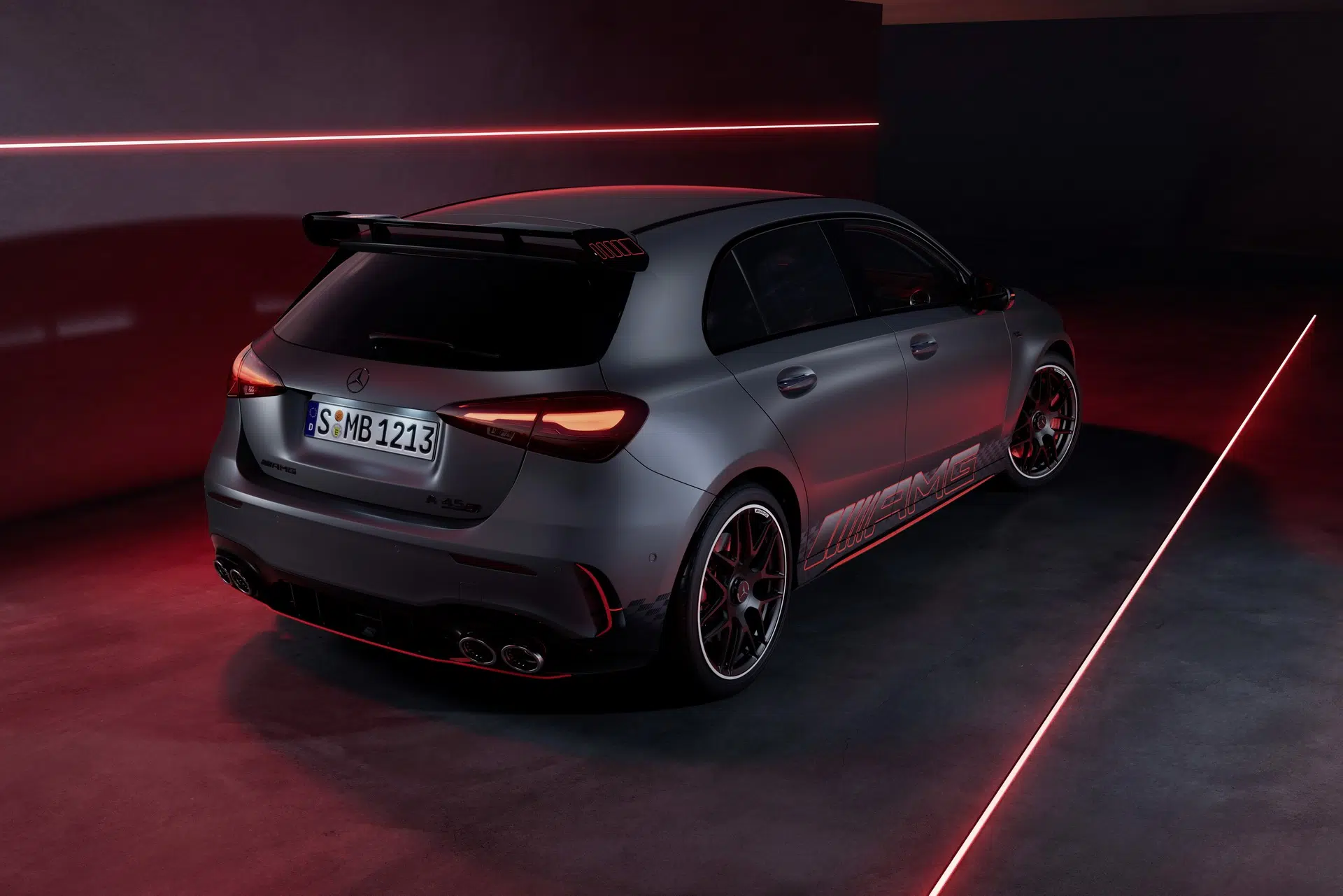 Mercedes-AMG A 45 vista traseira 3/4