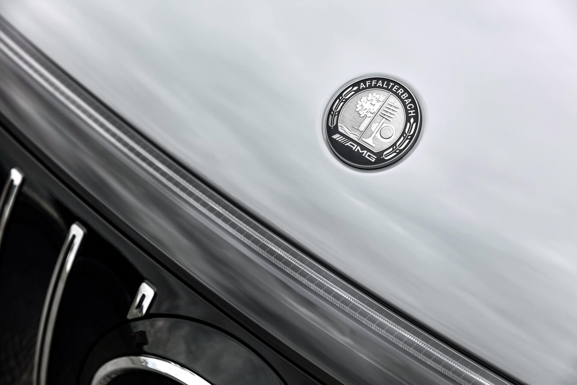 Mercedes-AMG EQE SUV pormenor logótipo Mercedes-AMG