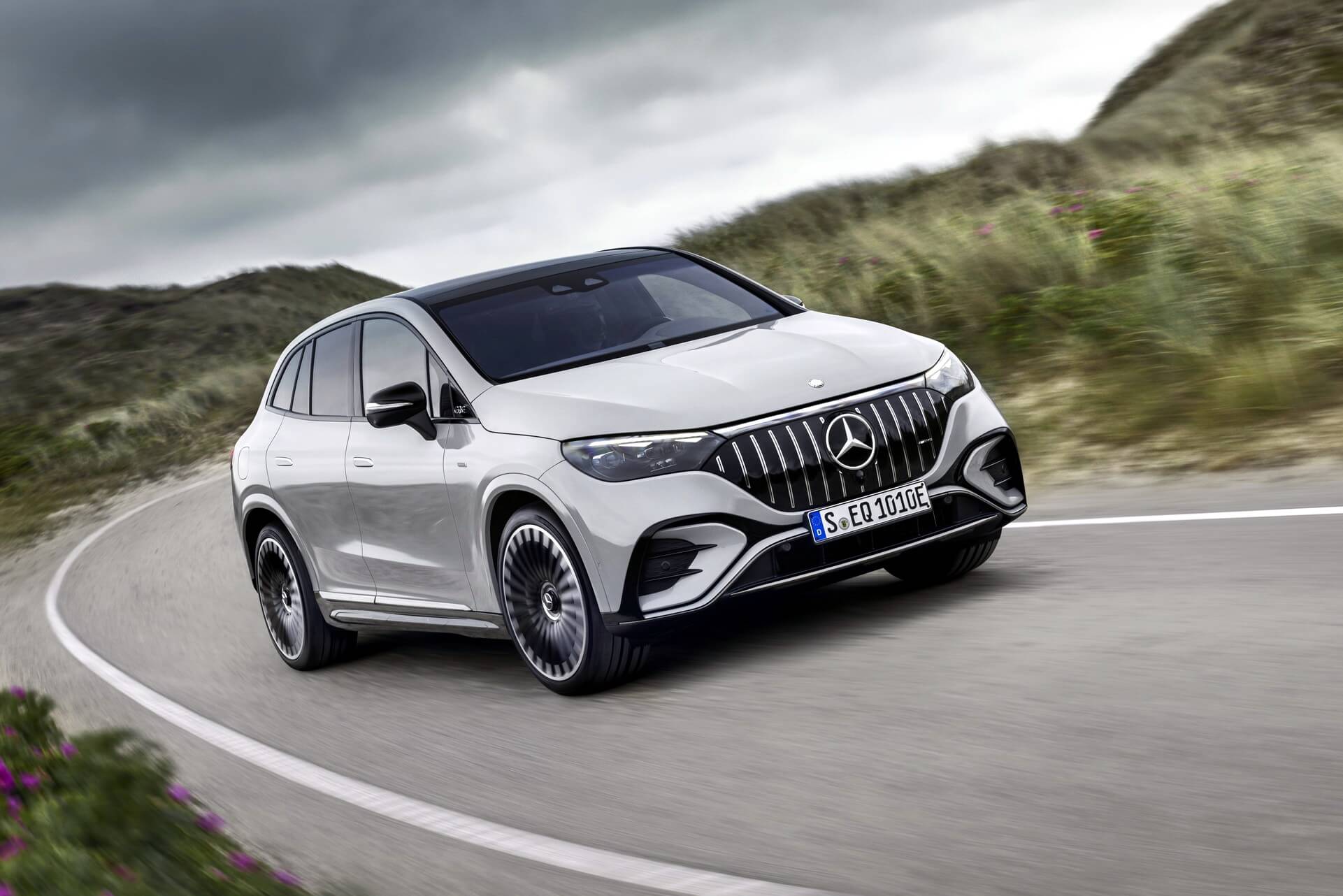 Mercedes-AMG EQE SUV em movimento