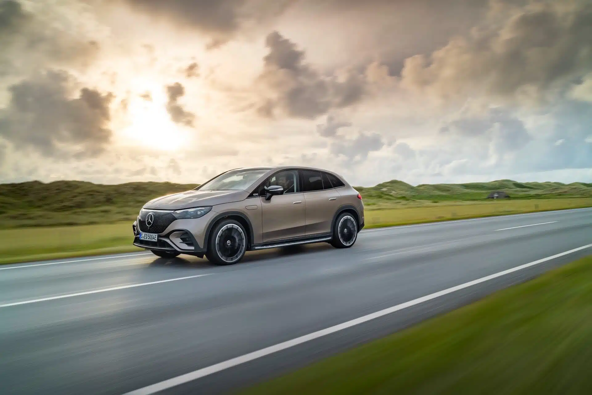 Mercedes-Benz EQE SUV em movimento vista dianteira 3/4