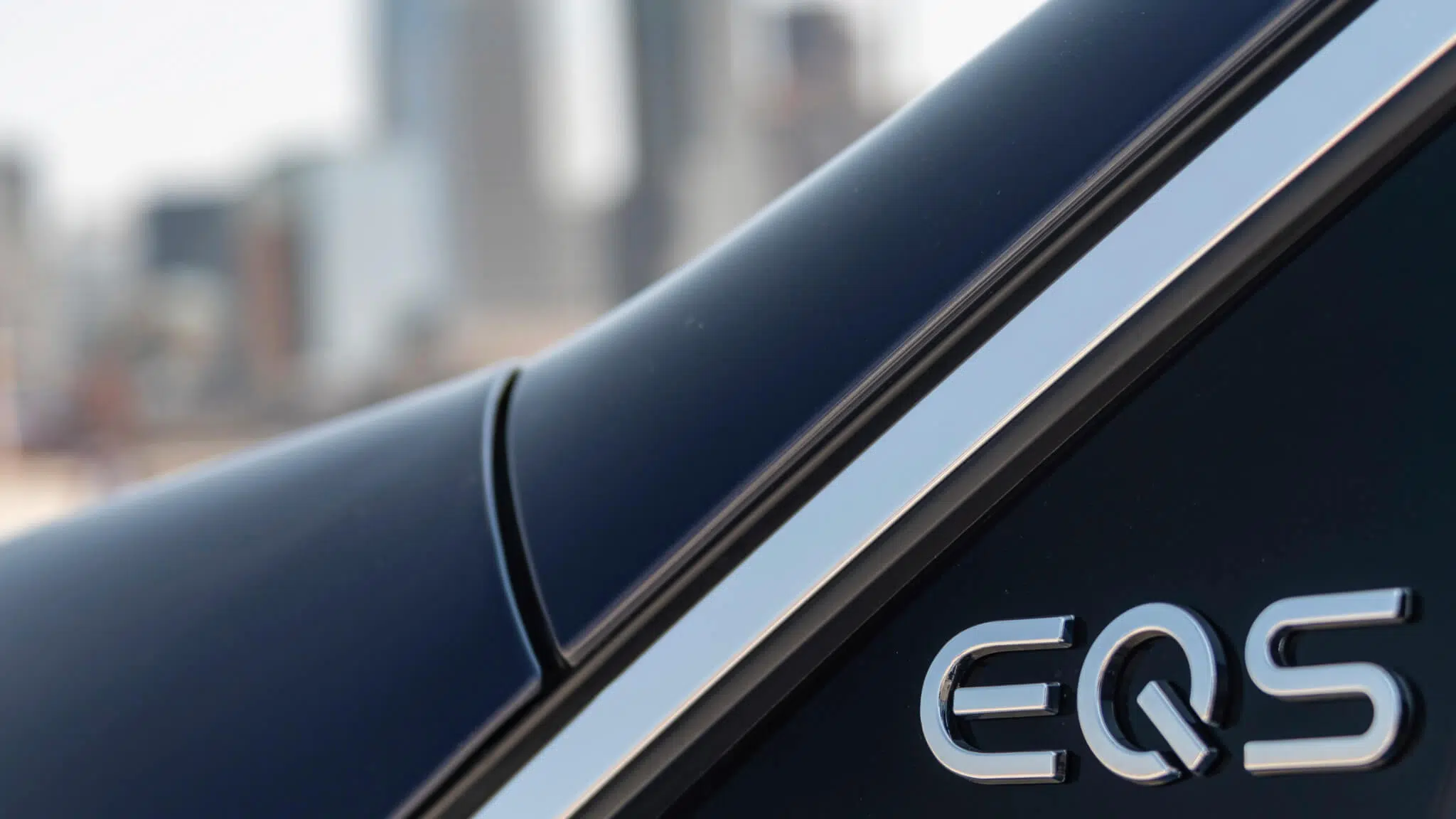 Mercedes-Benz EQS SUV detalhe logótipo