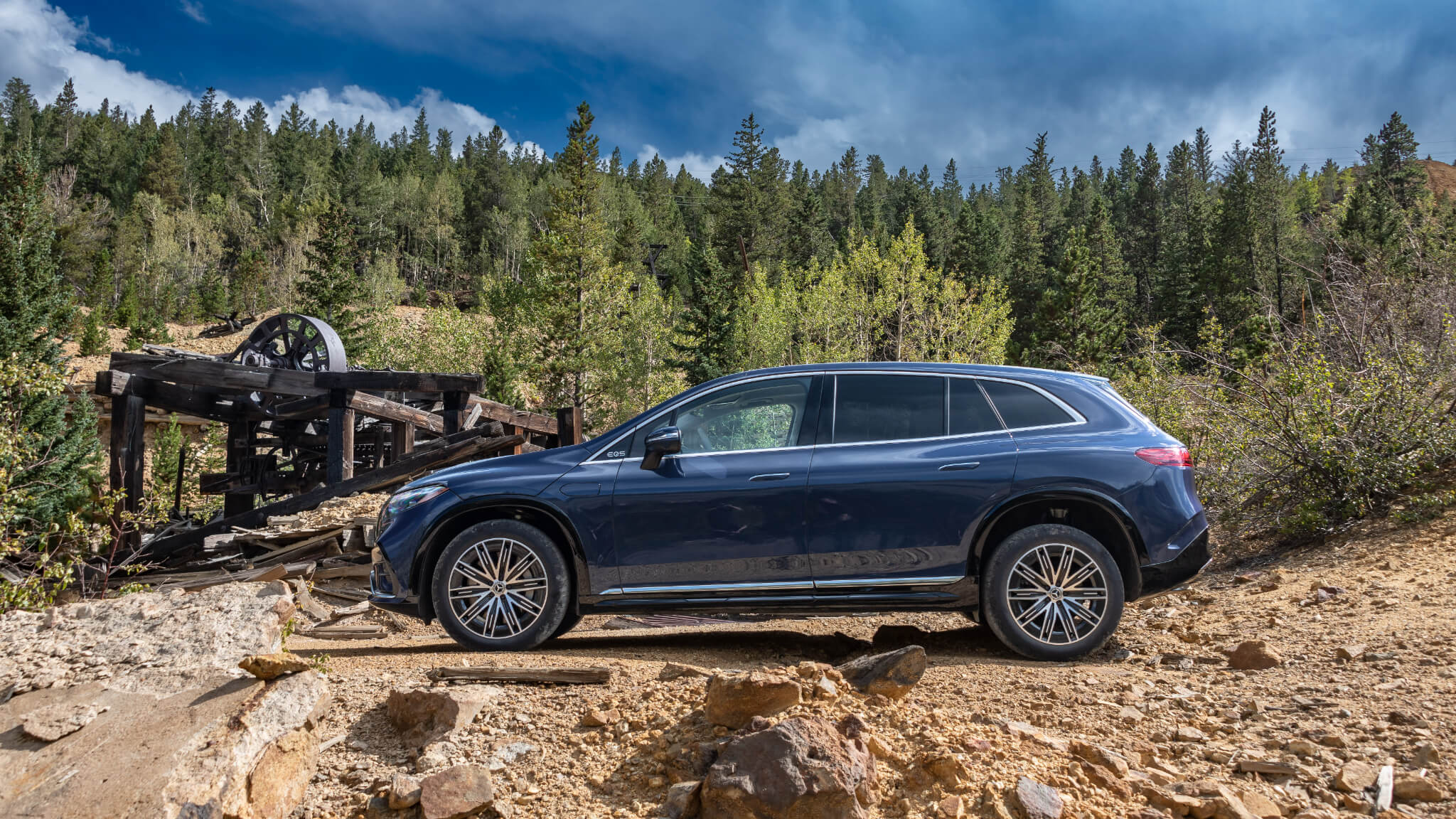 Mercedes-Benz EQS SUV fora de estrada