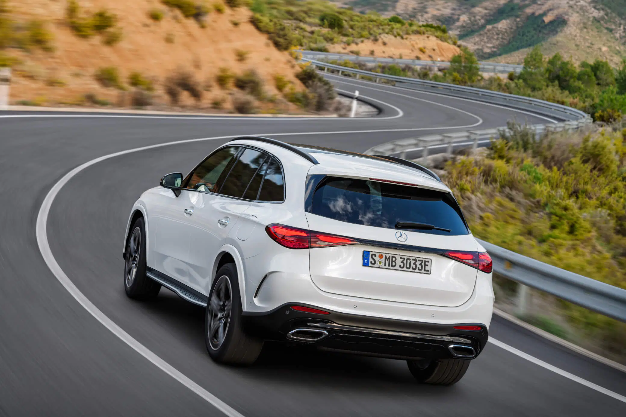 Mercedes-Benz GLC numa estrada de serra vista traseira 3/4