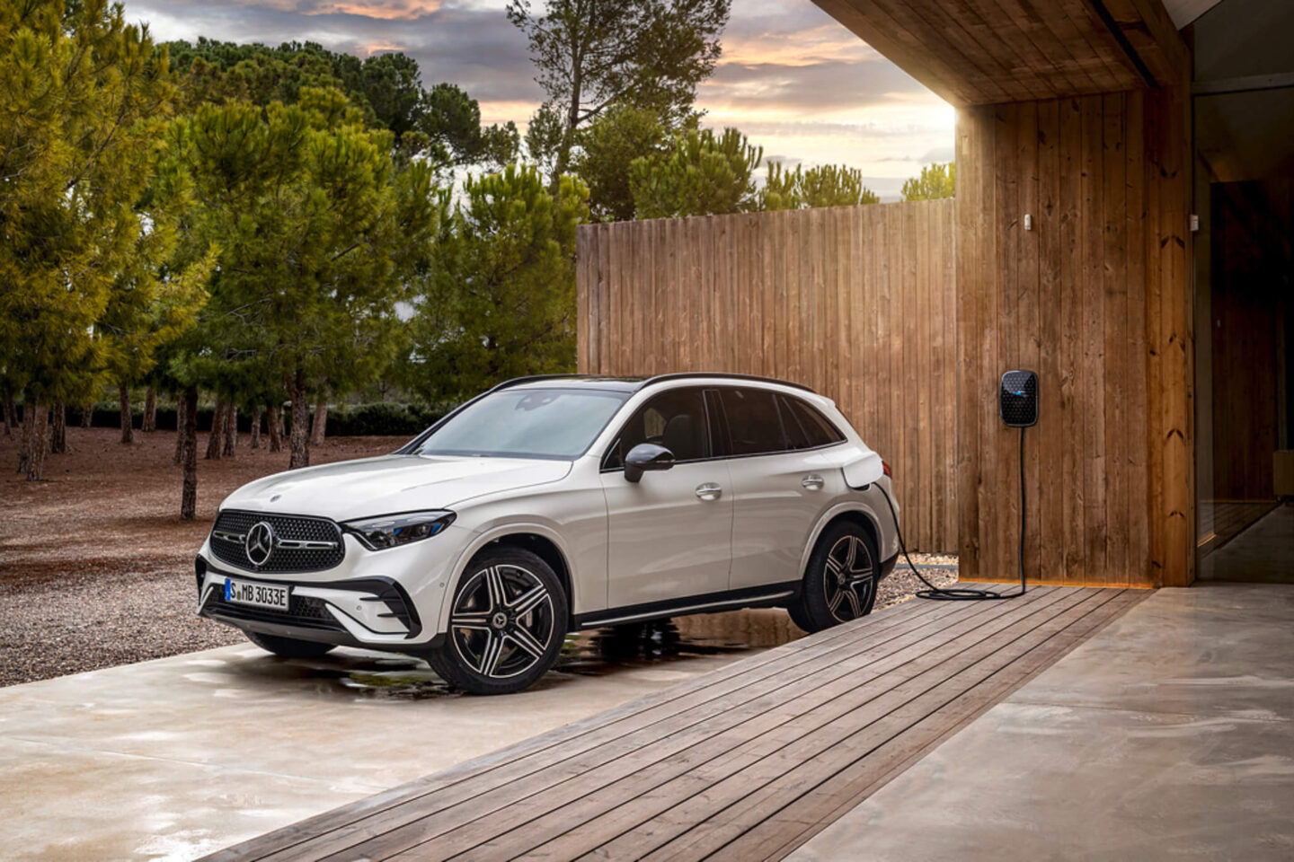 Mercedes-Benz GLC a carregar vista dianteira 3/4