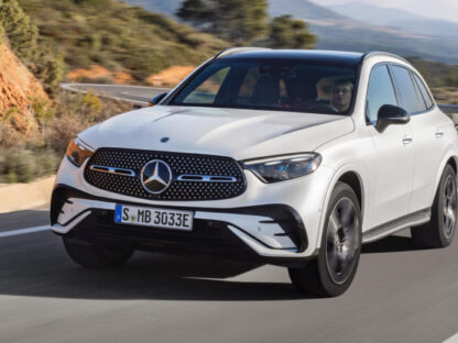 Mercedes-Benz GLC em movimento vista dianteira 3/4