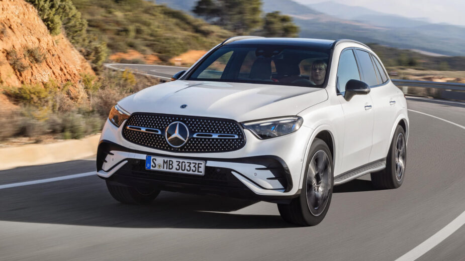 Mercedes-Benz GLC em movimento vista dianteira 3/4