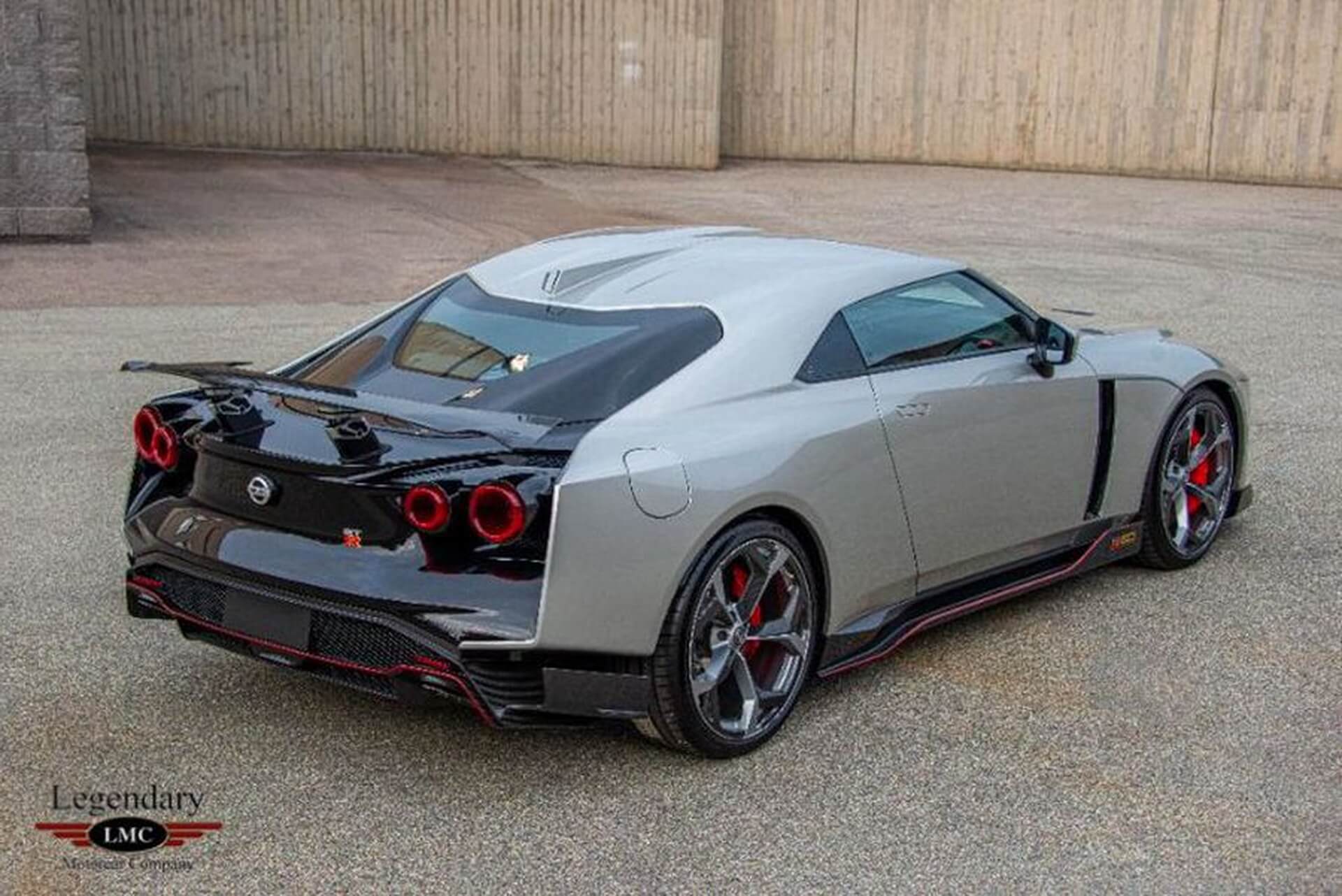 Nissan GT-R50 by Italdesign vista traseira 3/4