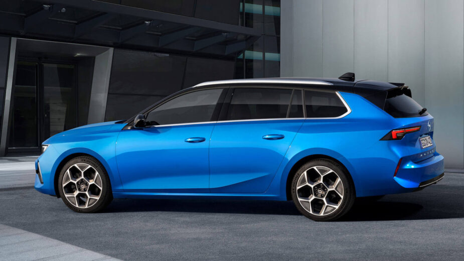 Opel Astra Sports Tourer de perfil