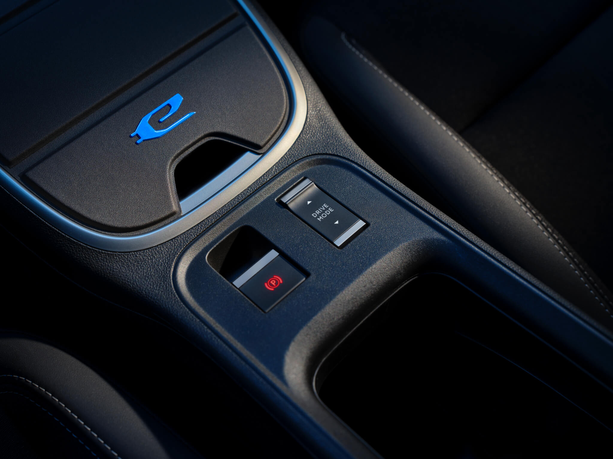 Detalhe consola central com botão de modos de condução e travão de mão eletrónico