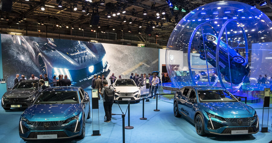 Stand da Peugeot no Salão de Paris, com Peugeot 408 em destaque