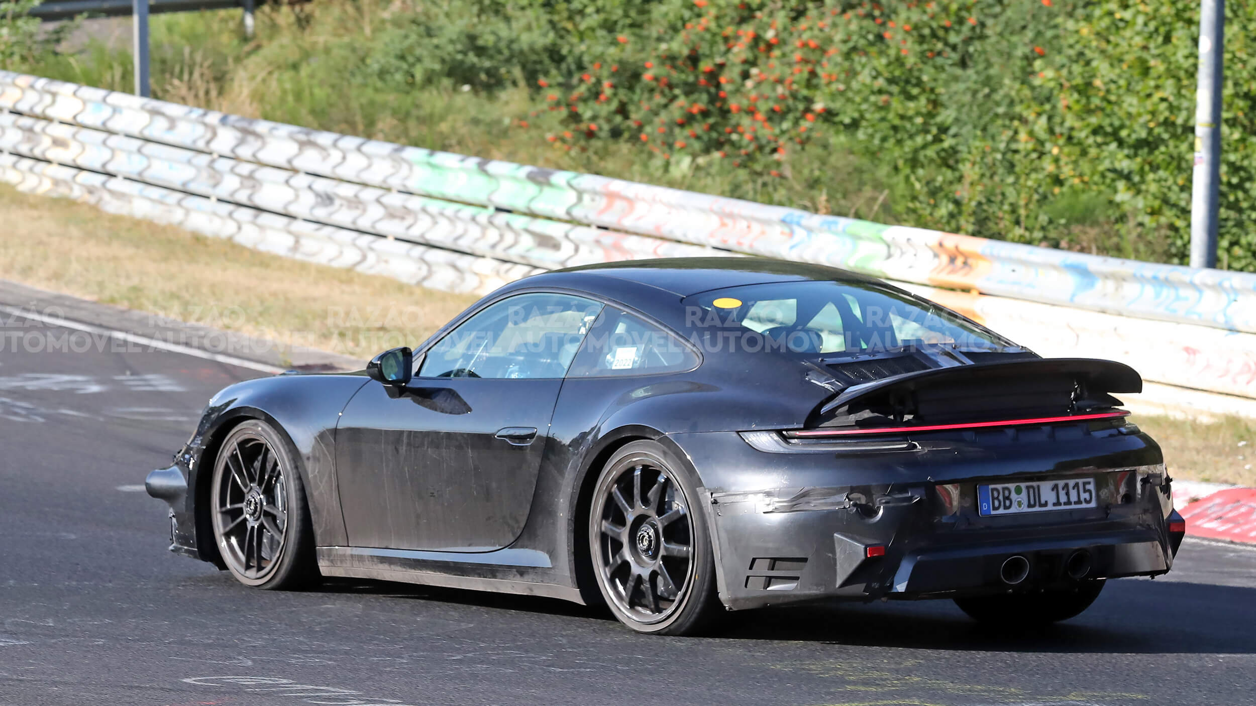 Porsche 911 GTS eletrificado fotos-espia vista traseira 3/4