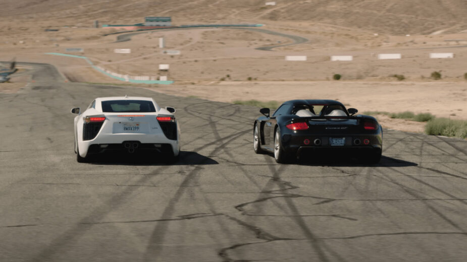 Porsche Carrera GT e Lexus LFA. Duelo de V10 numa drag race que fica para a  história