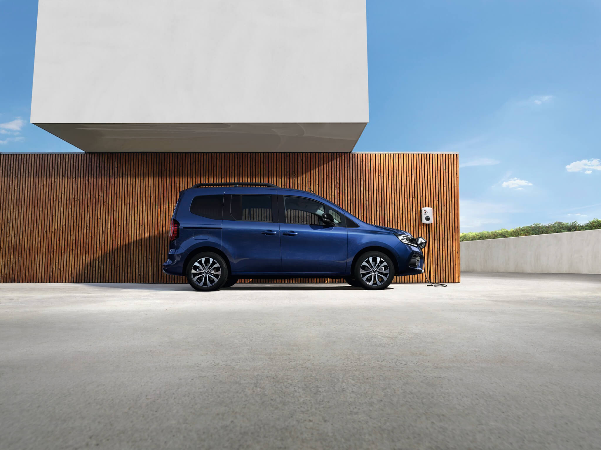 Renault Kangoo E-Tech a carregar vista lateral