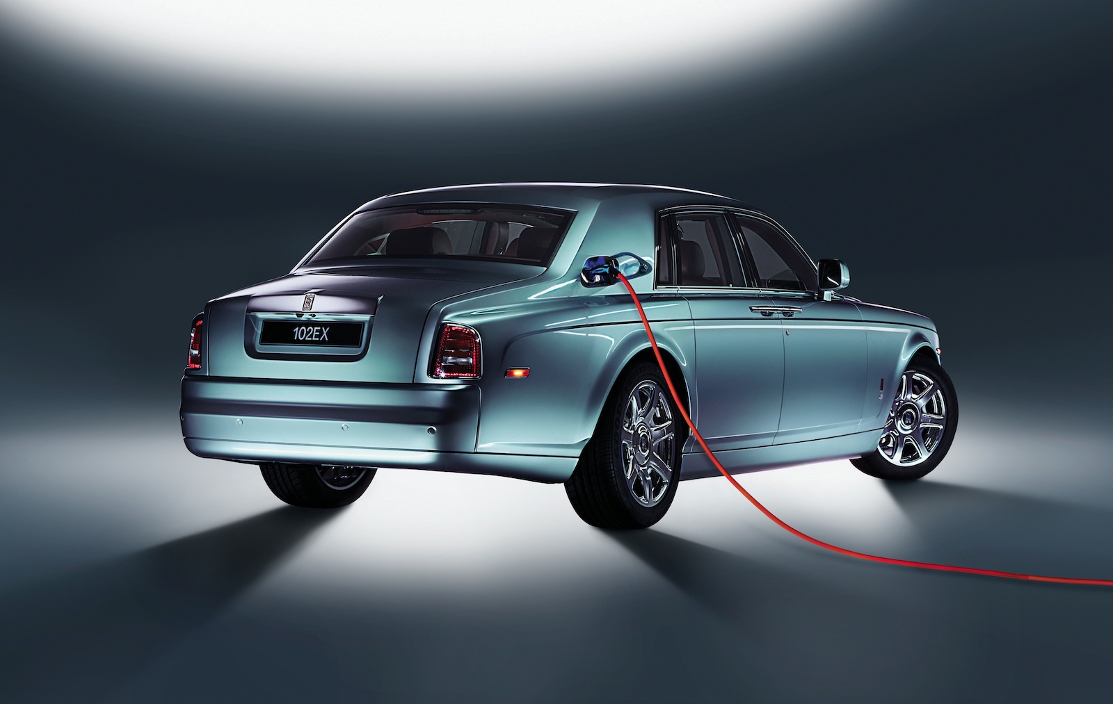 Rolls-Royce 102EX, de traseira e com cabo de carregamento