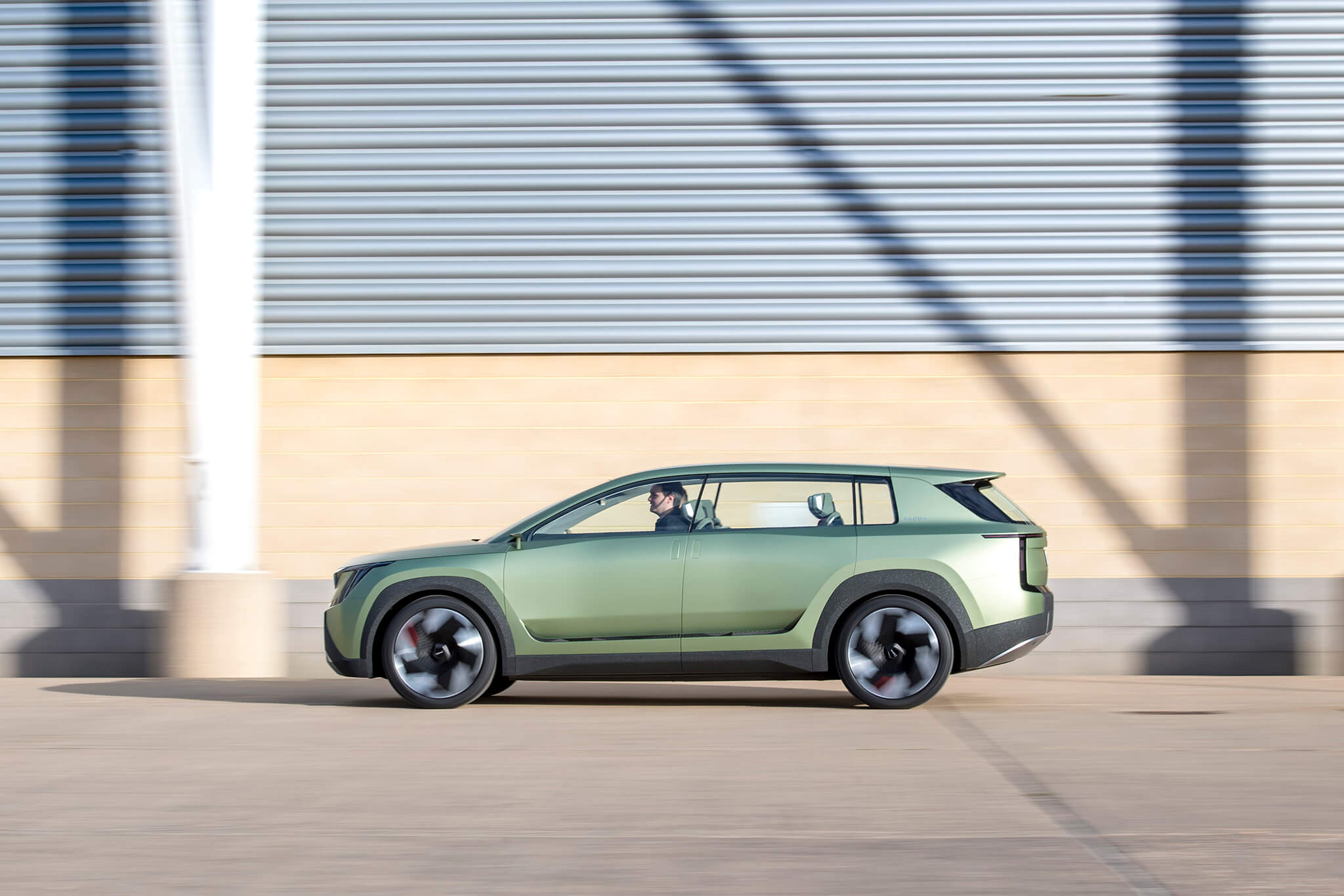 Skoda Vision 7S de perfil e em circulação