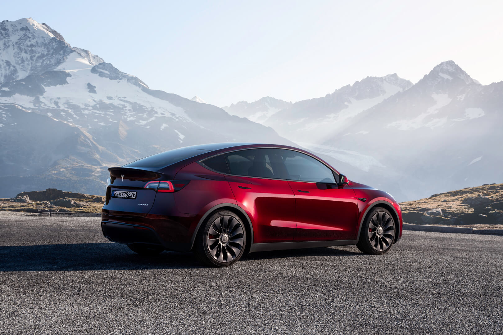 Tesla Model Y traseira 3/4 Midnight Cherry Red