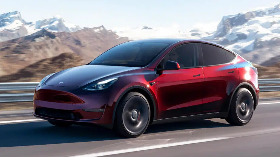 Tesla Model Y frente 3/4 Midnight Cherry Red