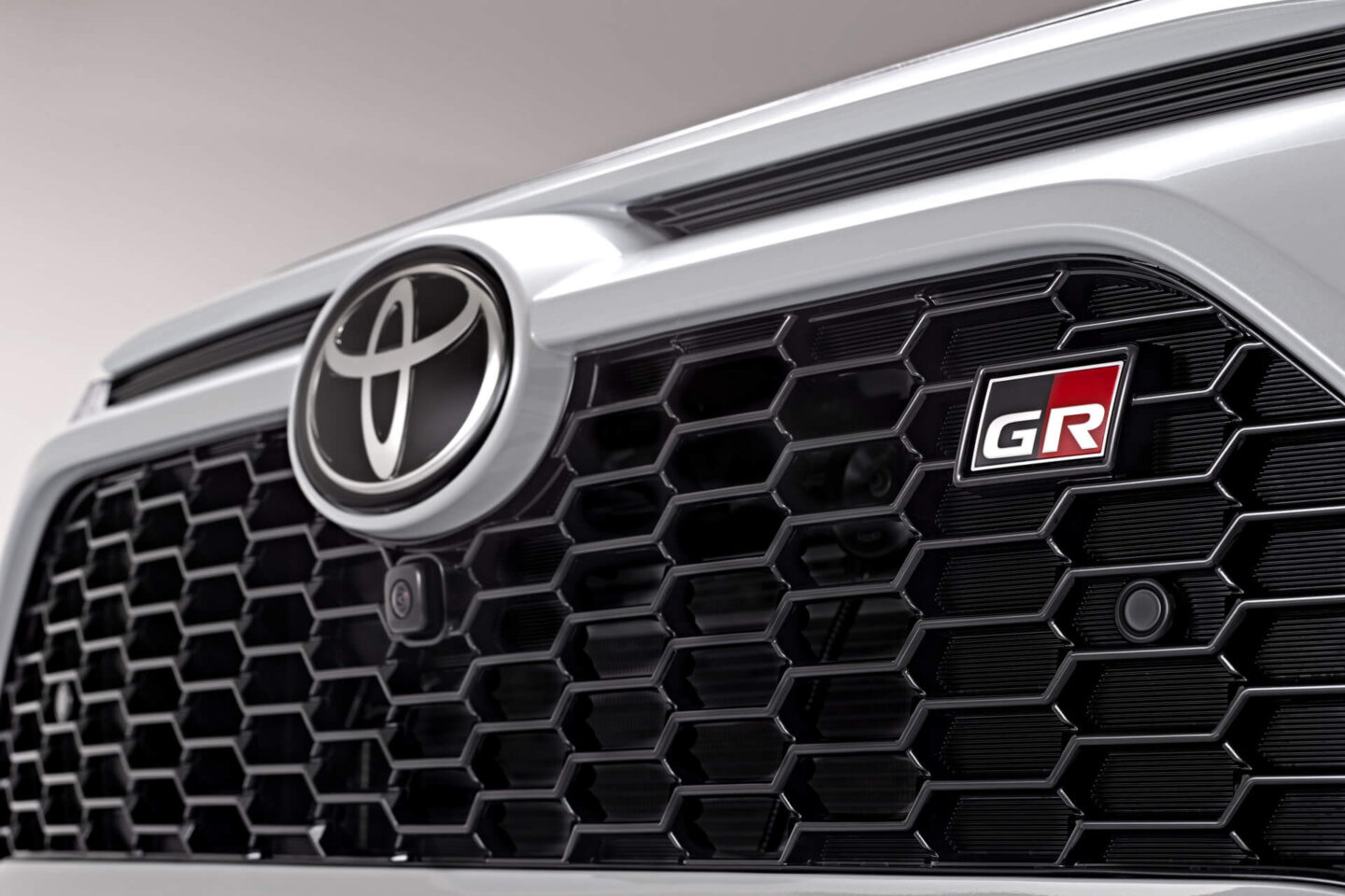 Toyota RAV4 GR Sport pormenor grelha dianteira