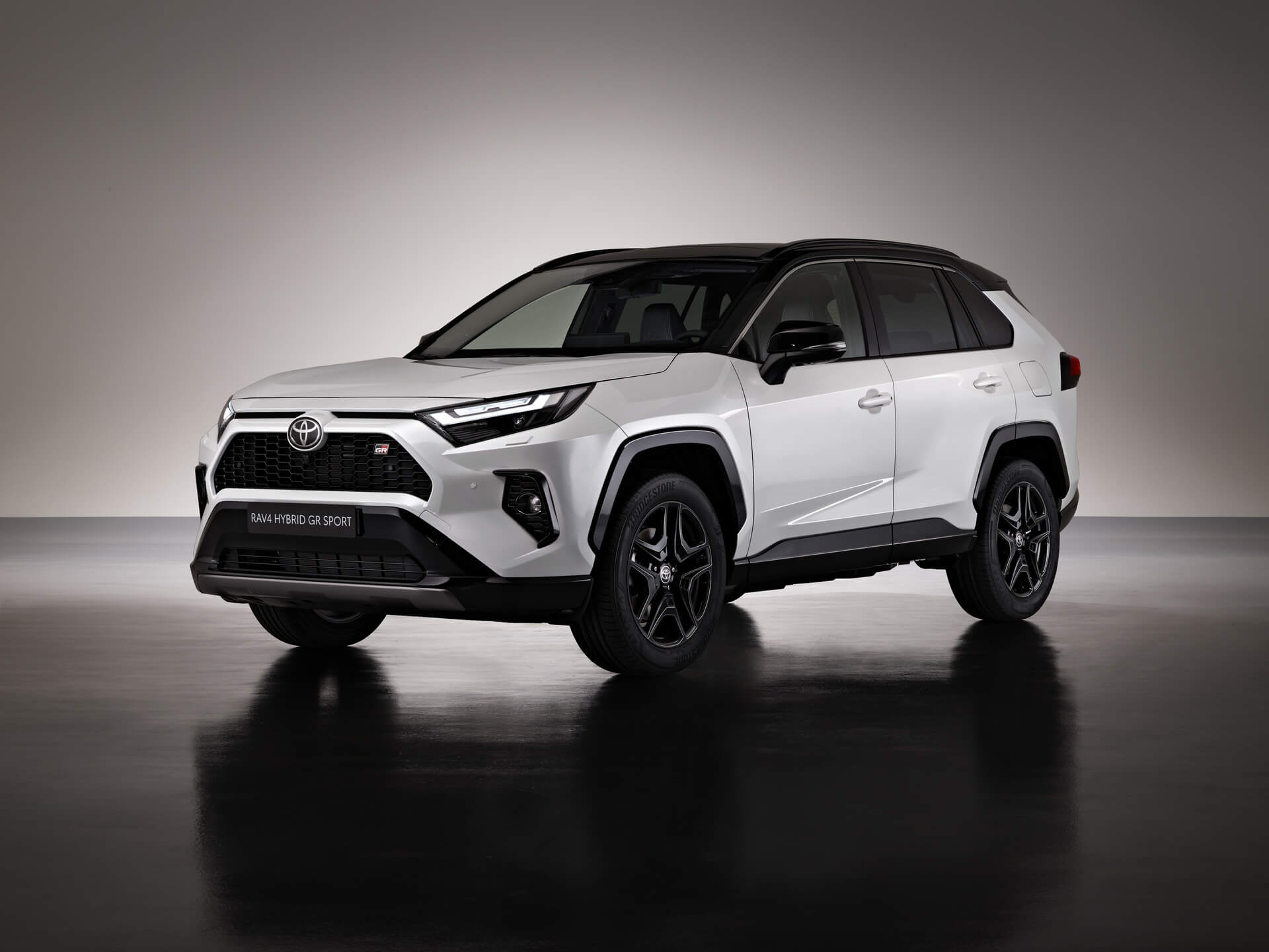 Toyota RAV4 GR Sport vista dianteira 3/4