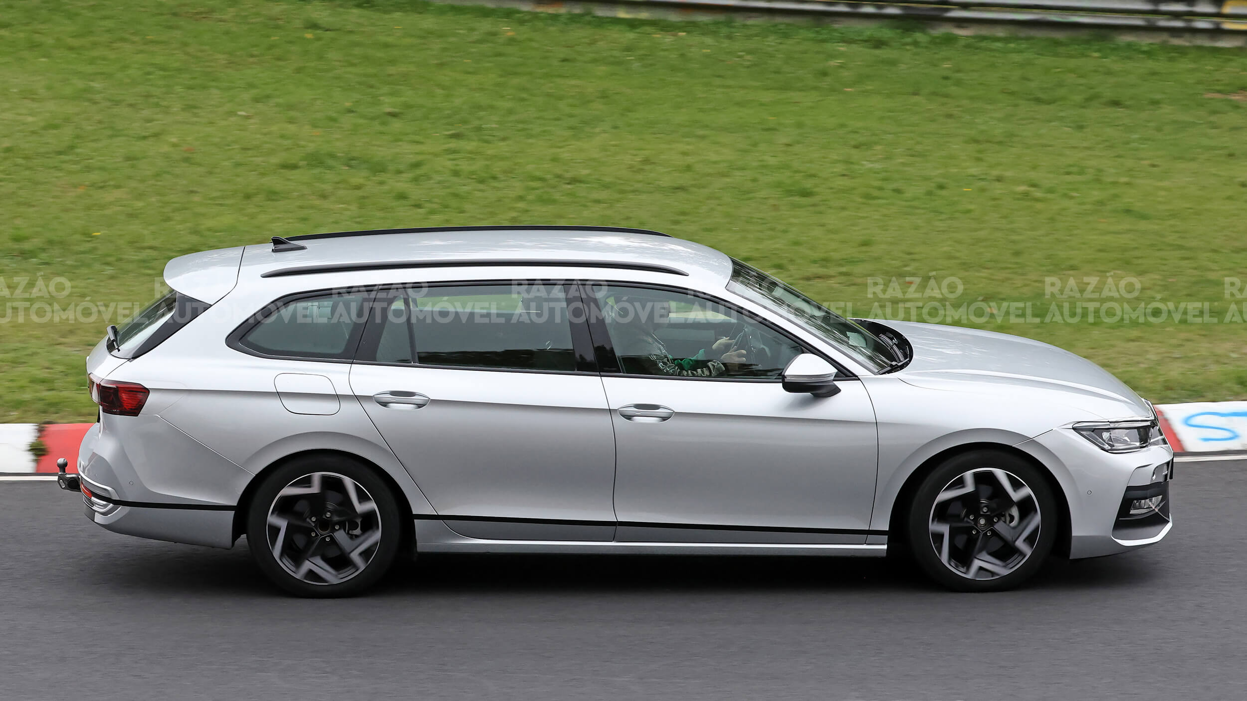 Volkswagen Passat Variant fotos-espia em pista vista lateral