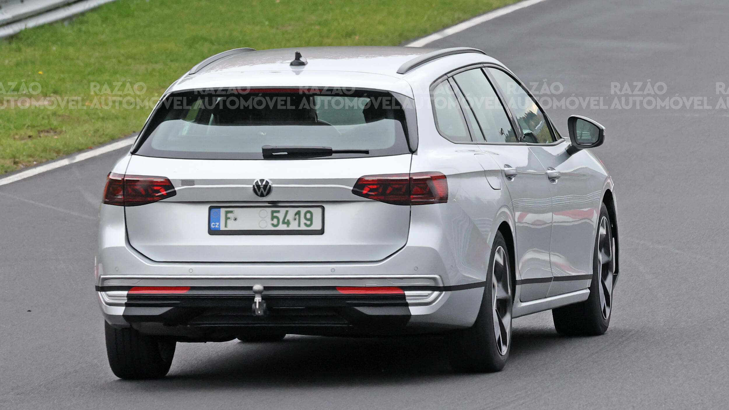 Volkswagen Passat Variant fotos-espia em pista vista traseira