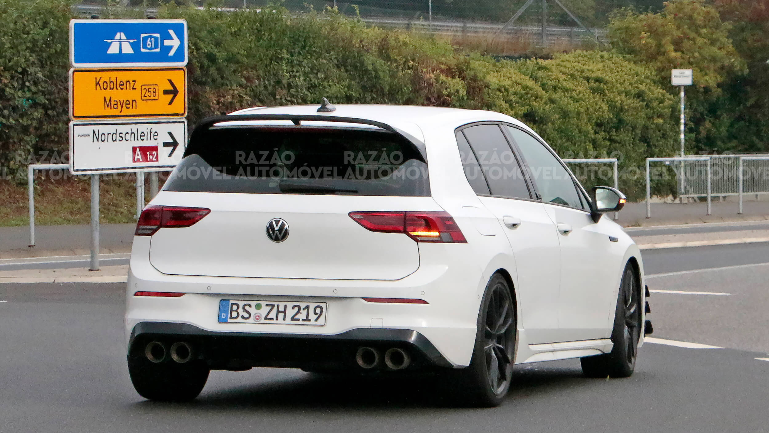 Volkswagen Golf R protótipo vista traseira 3/4