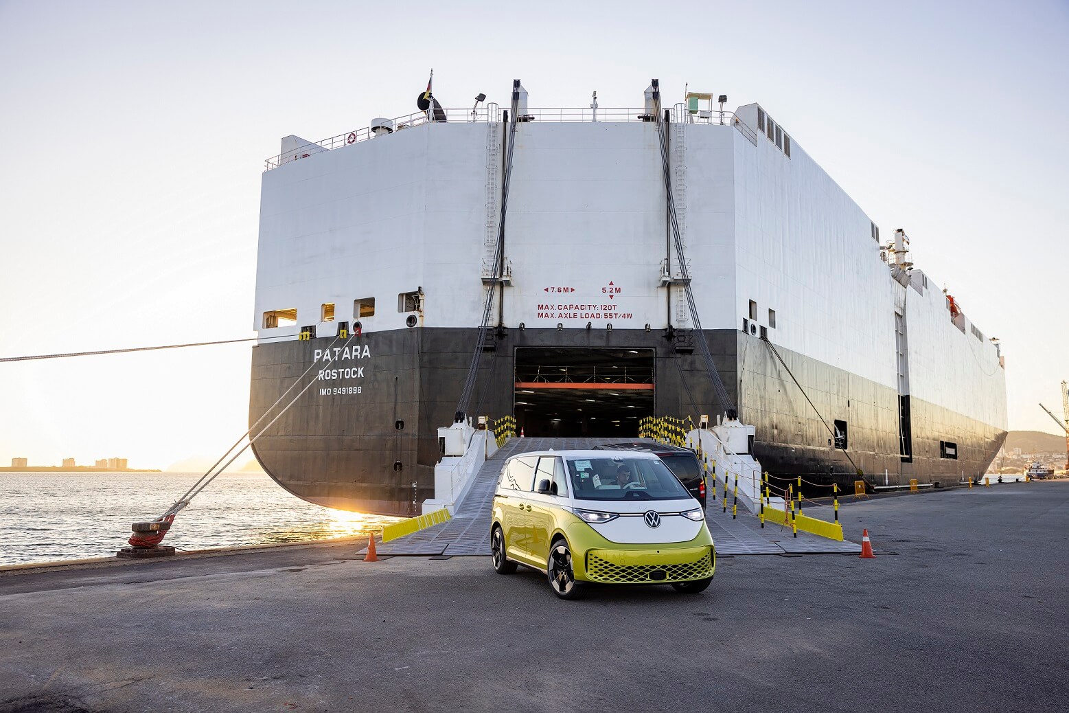 Volkswagen ID. Buzz a sair do navio no Porto de Setúbal