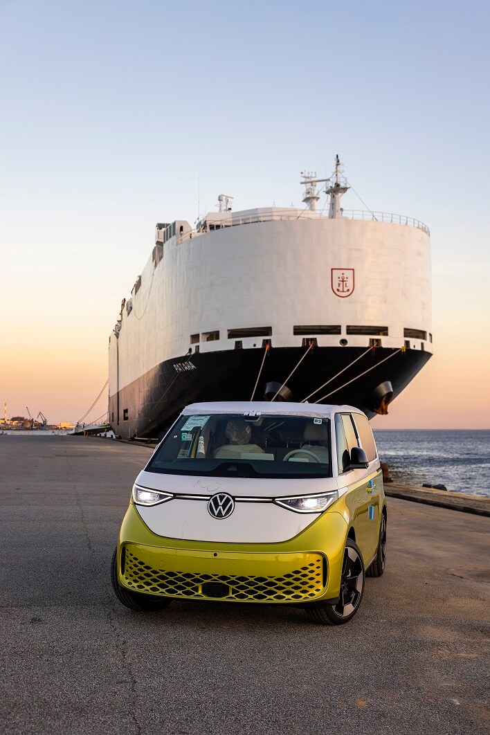 Volkswagen ID. Buzz vista dianteira no Porto de Setúbal