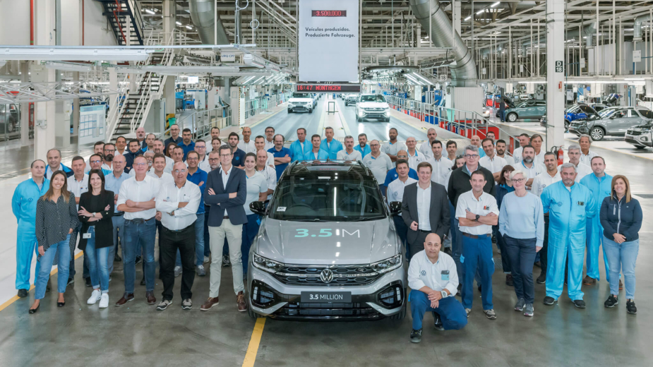 Volkswagen T-Roc unidade n.º 3500000 à saída da linha de produção com equipa Autoeuropa