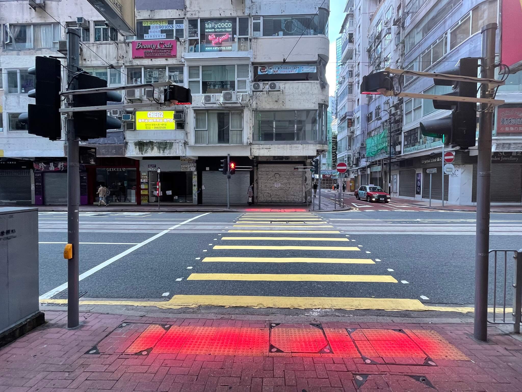 Passadeira com iluminaçõa luminosa em Hong Kong