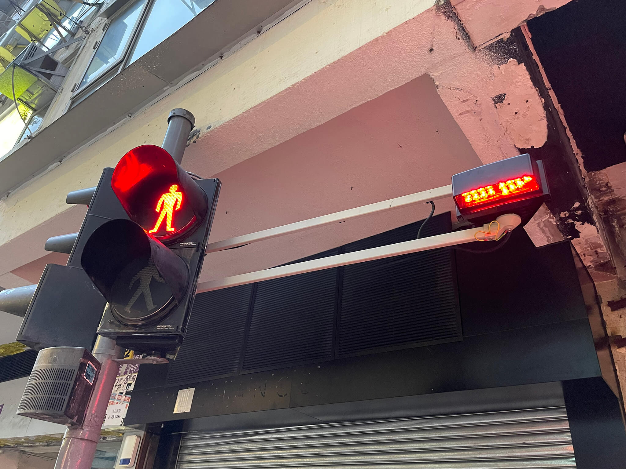 Peões não desviam olhos do telemóvel para atravessar a rua? Hong Kong tem  uma solução luminosa