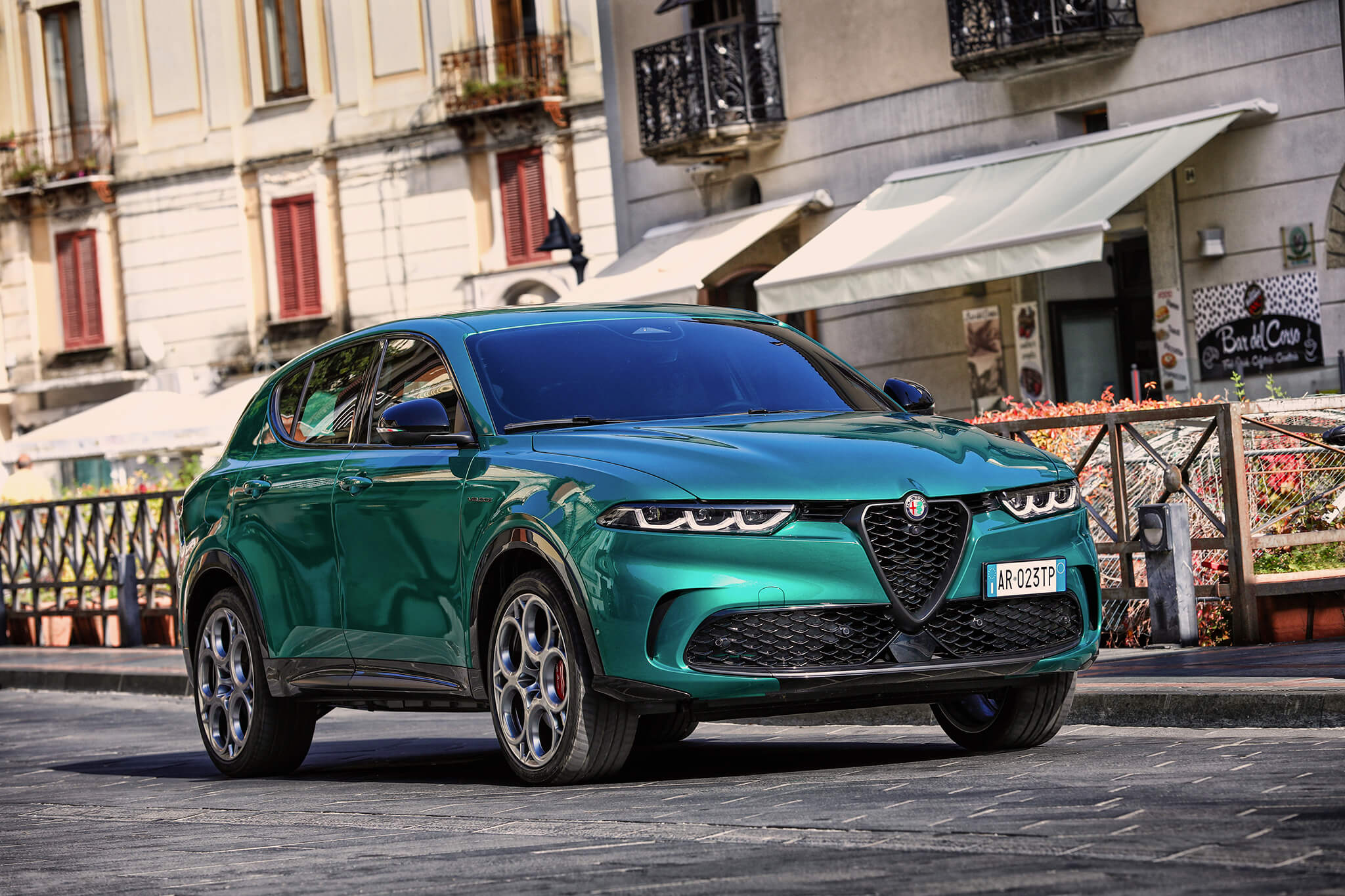 Alfa Romeo Tonale Plug-in Hybrid Q4 na cidade rente 3/4