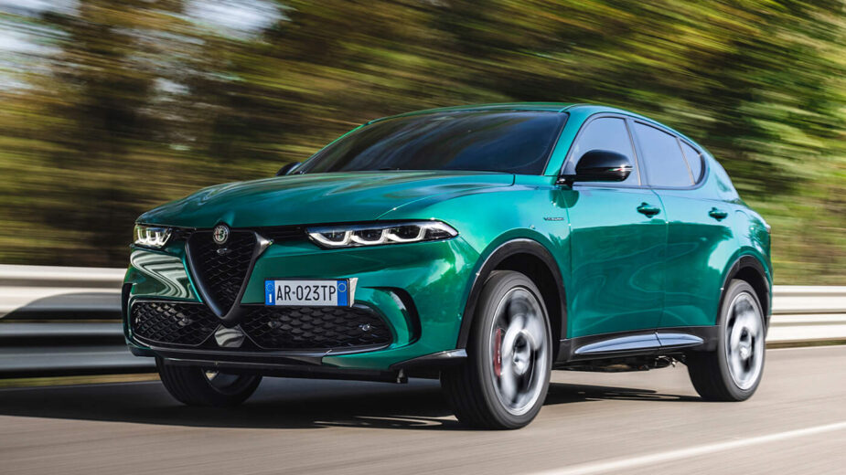 Alfa Romeo Tonale Plug-in Hybrid Q4 na estrada, frente 3/4