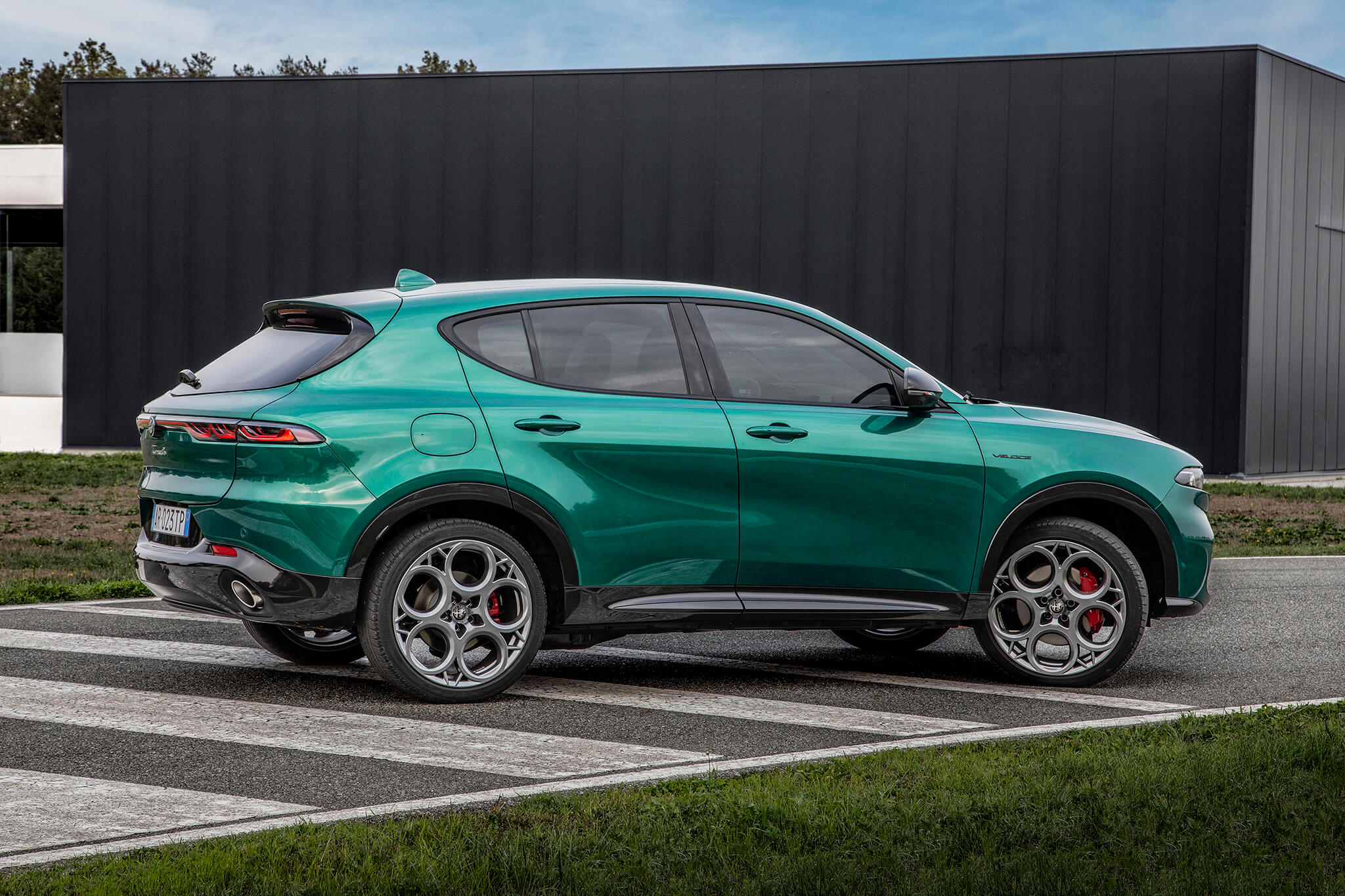 Alfa Romeo Tonale Plug-in Hybrid Q4 de lado