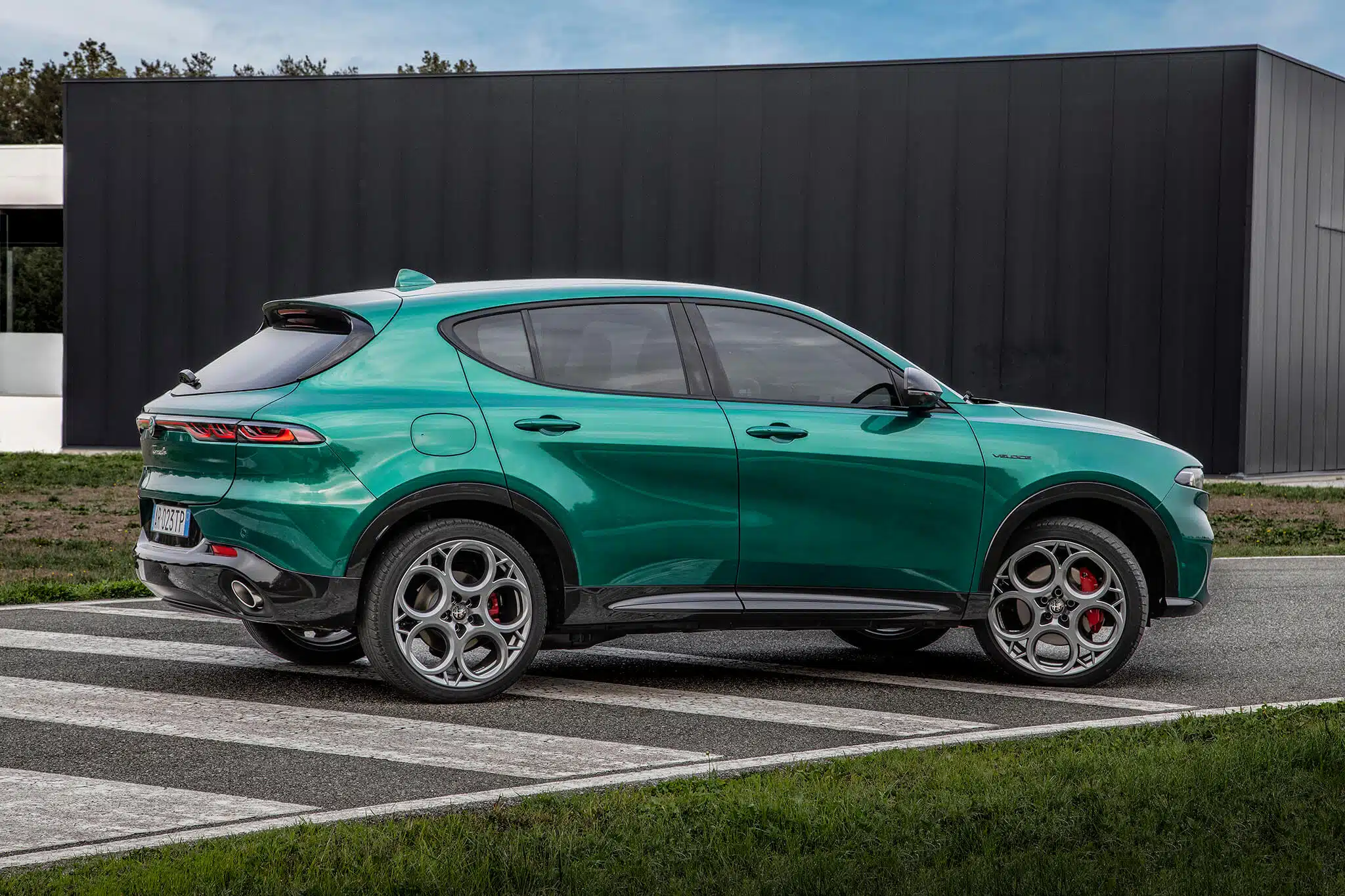 Alfa Romeo Tonale Plug-in Hybrid Q4 de lado
