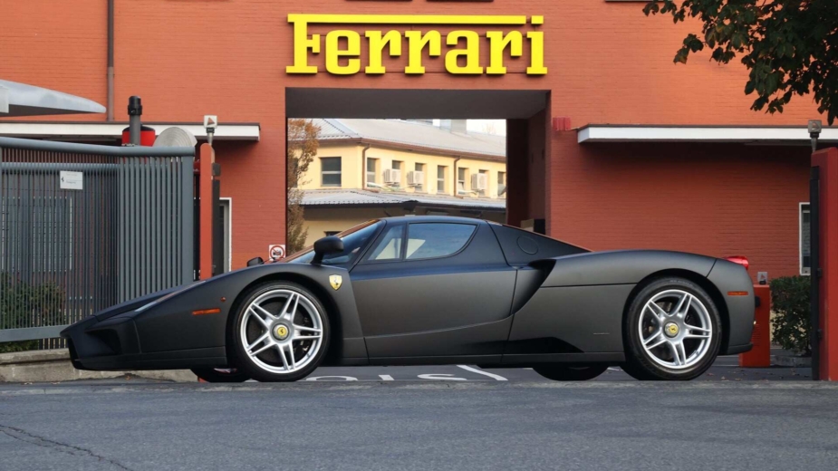Ferrari Enzo à porta de entrada da sede da Ferrari em Maranello