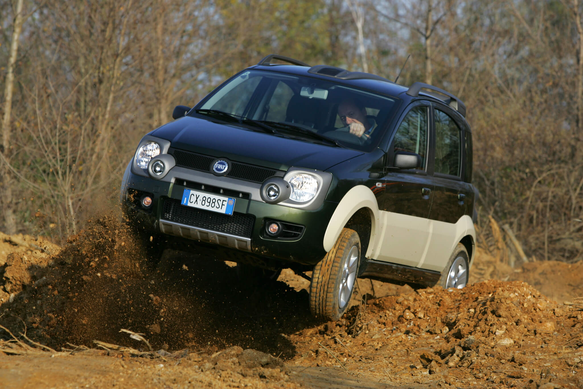 Fiat Panda Cross em todo o terreno vista dianteira