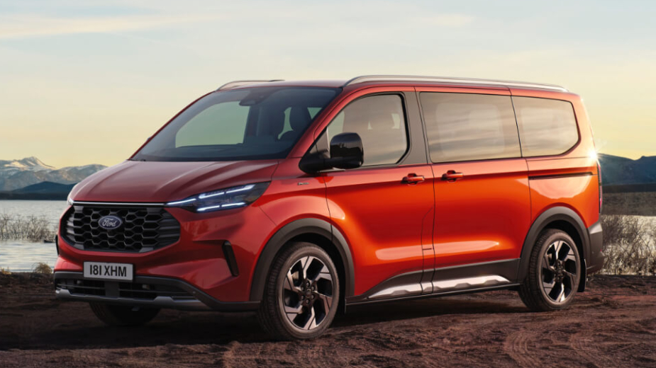 Ford E-Tourneo Custom, frente 3/4