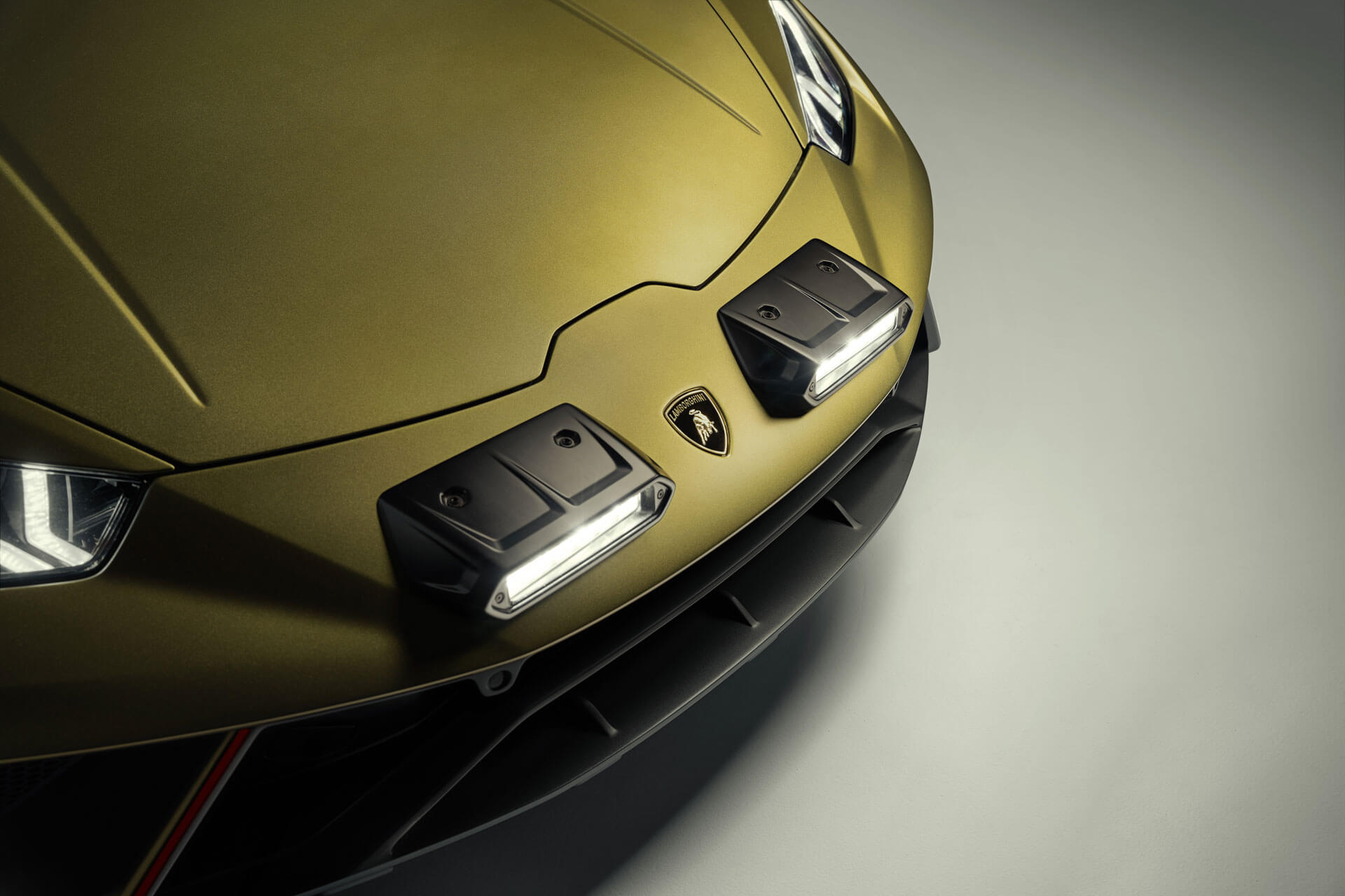 Lamborghini Huracán Sterrato pormenor faróis extra